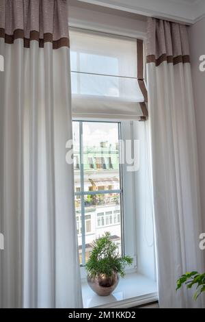 Rideaux à l'intérieur. Linge à la lumière du jour, avec tresse décorative dans la pièce Banque D'Images