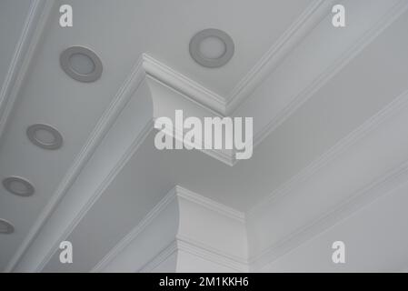 Moulures de plafond à l'intérieur, détail d'une plinthe de plafond angulaire et lampes Banque D'Images