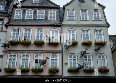 Bâtiments colorés dans la Marktplatz (place du marché), Marburg, district de Marburg-Biedenkopf, Allemagne. Banque D'Images