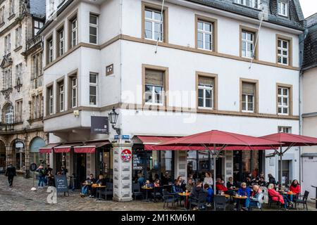 Un café traditionnel sur la Marktplatz (place du marché), Marburg, quartier de Marburg-Biedenkopf, Allemagne. Banque D'Images