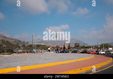 San Antonio de Pichincha, Pichincha / Equateur - 10 décembre 2022: Les gens dans la rue regardant le festival de montgolfière près de la moitié du moût Banque D'Images