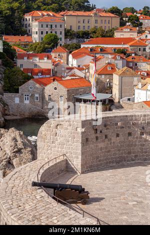 Vieux canon sur la forteresse historique Lovrijenac à Dubrovnik, Croatie Banque D'Images