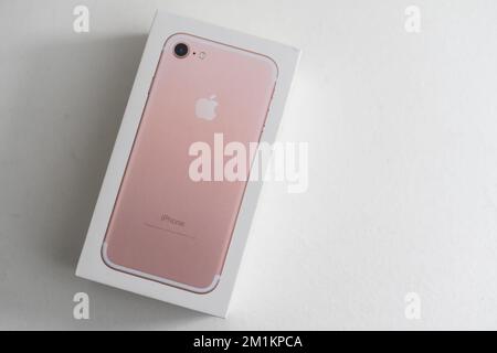 Kiev, Ukraine - 10 décembre 2022: IPhone 7 nouveau dans la boîte originale isolée sur fond blanc. Tir de boxe Banque D'Images
