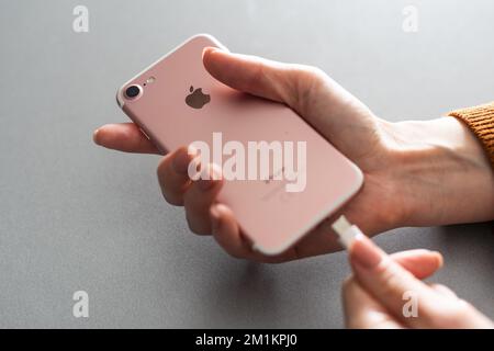 Kiev, Ukraine - 10 décembre 2022: Gros plan iPhone charge. Banque D'Images