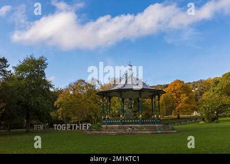 Green Together dans Grove Park Victorian parc municipal kiosque à Weston Super Mare, Somerset Royaume-Uni en octobre Banque D'Images