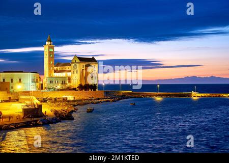 Pouilles Italie. Trani. Basilique Cattedrale Beata Maria Vergine Assunta dédiée à Saint Nicolas au crépuscule Banque D'Images