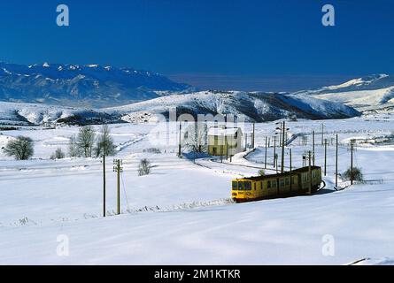 France. Pyrénées Orientales (66) région de Cerdagne. Petit train Jaune (Villefranche-Latour de Carol) - col la Perche Banque D'Images