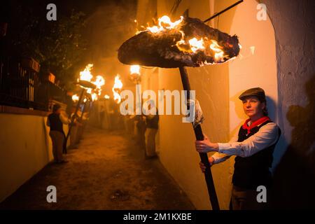 Malaga, Espagne, 12/12/2022, Un villageois est vu tenir une torche dans la rue pendant qu'elle participe à la célébration de la procession de la Vierge de 'Divina Pastora'. La veille de la fête de Saint Lucia dans le petit village de Casarabonela, chaque nuit du 12 décembre pendant la saison de Noël, les villageois prennent part à la célébration antique de 'Los Rondeles' portant des paniers de wckers en feu (également connu sous le nom de 'rondeles') trempés dans l'huile. Le long des rues, la Vierge de 'Los Rondeles' est honorée par les dévotés dans un rituel de lumière et de feu comme action de grâce pour la récolte obtenue. Banque D'Images