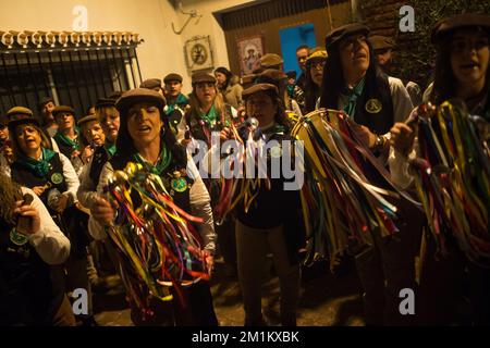 Malaga, Espagne, 12/12/2022, des musiciens sont vus chanter et jouer des instruments devant un ermitage avant de commencer la célébration de la procession de la Vierge de 'Divina Pastora'. La veille de la fête de Saint Lucia dans le petit village de Casarabonela, chaque nuit du 12 décembre pendant la saison de Noël, les villageois prennent part à la célébration antique de 'Los Rondeles' portant des paniers de wckers en feu (également connu sous le nom de 'rondeles') trempés dans l'huile. Le long des rues, la Vierge de 'Los Rondeles' est honorée par les dévotés dans un rituel de lumière et de feu comme action de grâce pour la récolte obtenue. Banque D'Images