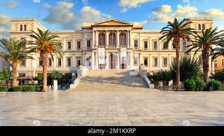 L'Hôtel de ville et le musée archéologique d'Ermoupolis dans l'île de Syros, Grèce Banque D'Images