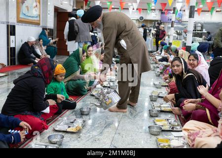 LANGAR. Les bénévoles d'un temple sikh distribuent de la nourriture végétarienne aux fidèles et aux visiteurs. À un temple de Richmond Hill, Queens, New York. Banque D'Images