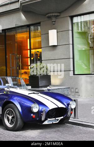 Kiev, Ukraine - 27 avril 2014. AC Cobra dans la ville. Vieille voiture. Voitures d'époque Banque D'Images