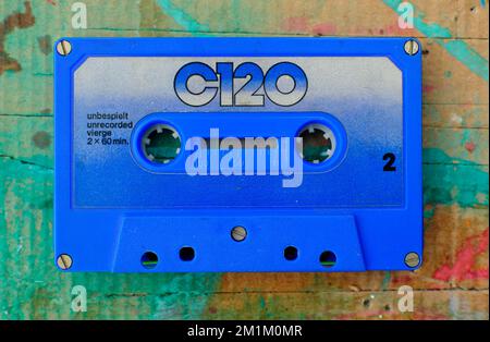 L'ancienne cassette forme les années 70 sur fond grind, sur fond plat, sur l'espace de copie Banque D'Images