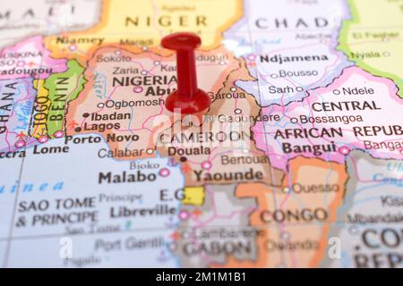 Punaise rouge pointant sur l'emplacement du Cameroun carte du monde gros plan Voir stock Photograph Banque D'Images