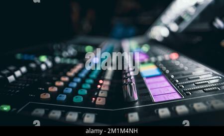 Réglage du son du mélangeur audio dans un studio d'enregistrement Banque D'Images