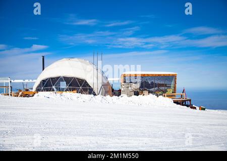 Petit restaurant de la maison de yourt dans les montagnes avec la toile de fond des montagnes de neige Banque D'Images