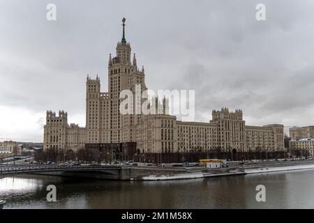 Le bâtiment résidentiel de Kotelnicheskaya Embankment est l'un des sept immeubles Staline réalisés à Moscou en hiver, près de la confluence du Yauz Banque D'Images