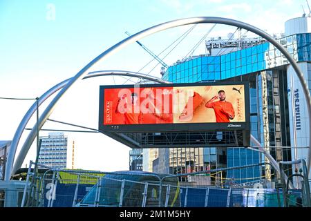 Puma Ultra chaussures de football publicité électronique Neymar & Pulisic au rond-point Old Street (Silicon Roundabout) à Shoreditch East London UK KATHY DEWITT Banque D'Images