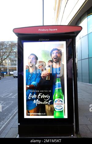 Peroni bière italienne publicité électronique hommes regardant la coupe du monde de football sur le côté d'un abri de bus dans la ville de Londres Angleterre Royaume-Uni 2022 KATHY DEWITT Banque D'Images