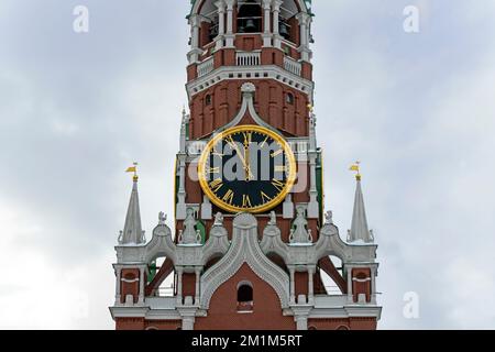 12 heures sur les carillons de la Tour Spasskaya du Kremlin de Moscou, par une journée d'hiver. Banque D'Images