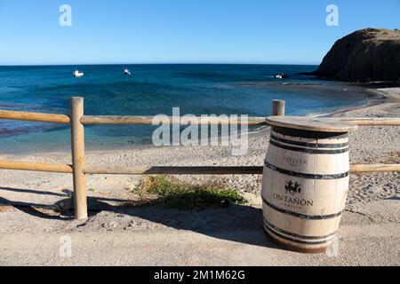 Isleta del Moro, Almeria, Espagne- 17 novembre 2022: Bar avec table de tonneau sur la plage Isleta del Moro par une journée ensoleillée Banque D'Images