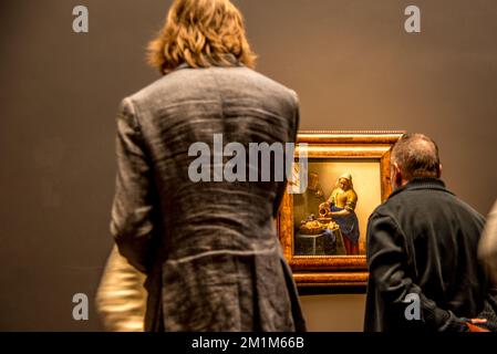 Amsterdam, pays-Bas. Décembre 2022. Les visiteurs admirent la Milkmaid de Vermeer au Rijksmuseum. Photo de haute qualité Banque D'Images