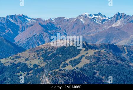 Sommet enneigé de Lizumer Reckner en arrière-plan avec la crête de Penken à l'avant. Belle journée d'automne dans les Alpes autrichiennes. Spectaculaire alpin Banque D'Images