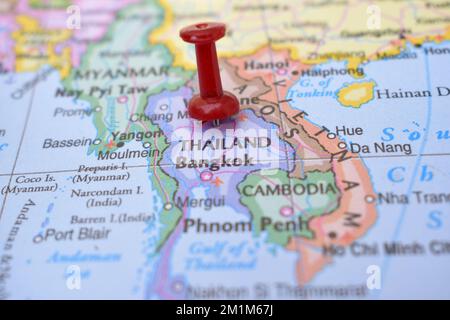 Punaise rouge pointant sur l'emplacement de la Thaïlande carte du monde vue rapprochée stock Photograph Banque D'Images