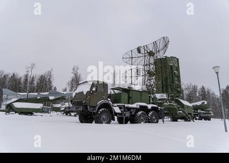 Matériel militaire lourd des forces armées russes sur fond de forêt d'hiver. Intelligence radio Banque D'Images
