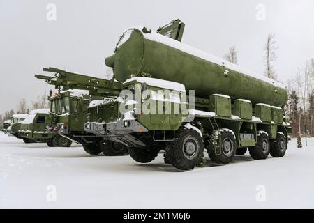 système de missiles antiaériens. Forces armées russes. Matériel militaire russe lourd dans une base militaire dans la forêt. Forces nucléaires stratégiques Banque D'Images