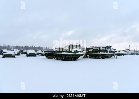 divers équipements militaires dans la neige en hiver Banque D'Images