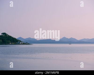 Applecross et le contour lointain de l'île de Skye - paysage écossais de l'île de la mer dans les West Highlands, Écosse Royaume-Uni Banque D'Images