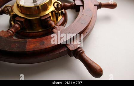 Partie de Voilier Helm avec Сopper Egging Boussole à l'intérieur isolé sur blanc photo de stock détaillée Banque D'Images