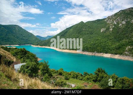 Le lac Piva est un lac artificiel situé dans la municipalité de Pluzine, dans la partie nord-ouest du Monténégro Banque D'Images