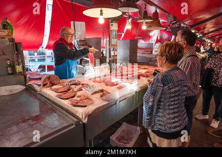 Marché aux poissons Italie, vue d'un couple italien mature achetant du poisson à l'intérieur du marché aux poissons de Chioggia, Comune de Venise, Vénétie, Italie Banque D'Images