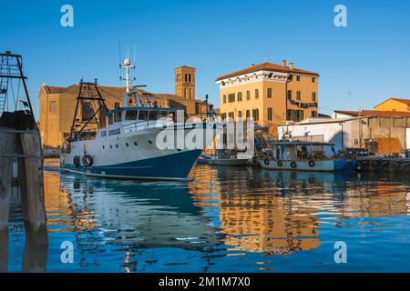Italie port de pêche, vue en été d'un grand bateau de pêche entrant dans le port de Chioggia, Comune de Venise, Vénétie, Italie Banque D'Images