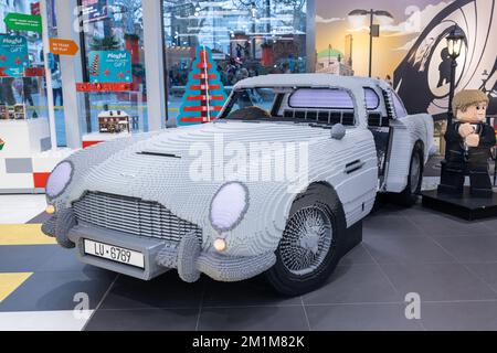 Londres, Royaume-Uni - 10 décembre 2022, Un Aston Martin DB5 de taille réelle, composé de près de 350 000 Legos, est exposé dans la boutique du plus grand LE au monde Banque D'Images