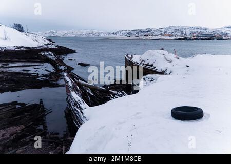 Cimetière de vieux navires à Teriberka Mourmansk Russie, photo dramatique. Banque D'Images