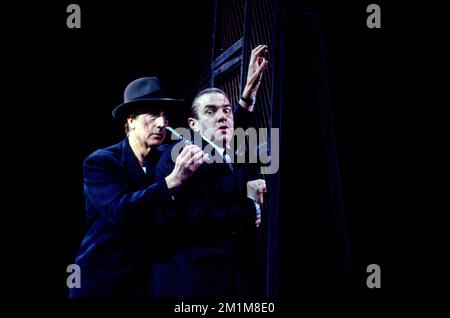 l-r: Richard Van Allan (Sparafucile), Jonathan Summers (Rigoletto) à RIGOLETTO à l'Opéra national anglais (ENO), London Coliseum, Londres WC2 04/02/1993 musique: Giuseppe Verdi texte: Francesco Maria Piave d'après Victor Hugo traduction: James Fenton chef d'orchestre: Mark Elder design: Patrick Robertson & Rosemary Vercoe éclairage: Robert Bryan chorégraphie: Tommy Shaw Jonathan Miller Banque D'Images