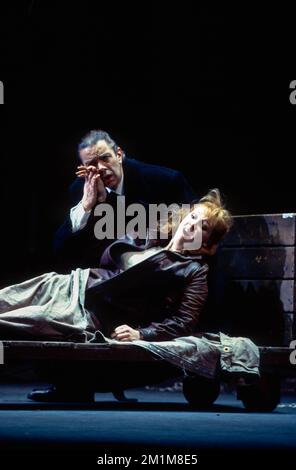 Gilda Dying: Jonathan Summers (Rigoletto), Rosa Mannion (Gilda) à RIGOLETTO à l'Opéra national anglais (ENO), London Coliseum, Londres WC2 04/02/1993 musique: Giuseppe Verdi texte: Francesco Maria Piave d'après Victor Hugo traduction: James Fenton chef d'orchestre: Mark Elder design: Patrick Robertson & Rosemary Vercoe éclairage: Robert Bryan chorégraphie: Tommy Shaw réalisateur original: Tommy Shaw Jonathan Miller Banque D'Images