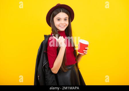 Fille d'école avec une tasse de cappuccino ou de thé à emporter. Enfant avec une tasse à emporter en plastique, boisson du matin au cacao. Joyeux portrait d'adolescent Banque D'Images