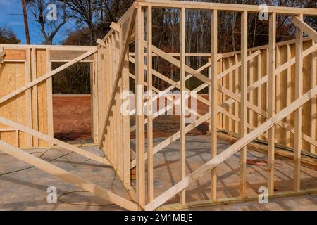 Construction de bâtiments poutres en bois d'une nouvelle maison en construction Banque D'Images