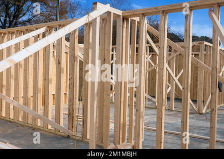 Construction d'une nouvelle maison en construction à l'aide de poutres en bois Banque D'Images