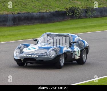 Une voiture de sport Lister Jaguar Knobbly au Goodwood Revival 2022 Banque D'Images