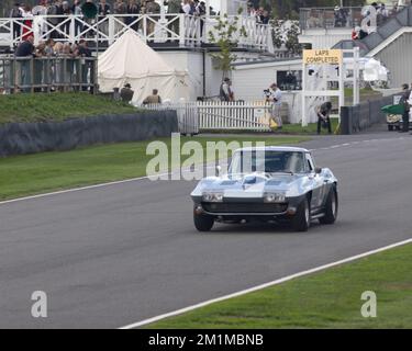 Une Corvette Stingray 1963 de Chevrolet passe devant les stands du Goodwood Revival 2022 Banque D'Images