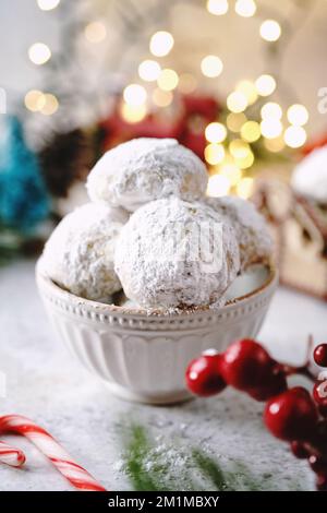 Snowball fait maison ou biscuits mexicains de mariage sur fond de vacances, foyer sélectif Banque D'Images
