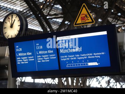 13 décembre 2022, Saxe, Leipzig: Un panneau d'affichage sur la plate-forme de la gare principale. Deutsche Bahn a renouvelé ces éléments d'information. Photo: Sebastian Willnow/dpa Banque D'Images