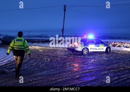 Ayrshire, Écosse, Royaume-Uni accident de la route à Failford sur B743 comme neige ferme la route. Les rapports disent que c'était un bus qui est sorti de la route plus loin. Date 08 janvier 2016 pic montre la police à l'intersection des routes B743 et B730 Banque D'Images