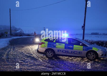 Ayrshire, Écosse, Royaume-Uni accident de la route à Failford sur B743 comme neige ferme la route. Les rapports disent que c'était un bus qui est sorti de la route plus loin. Date 08 janvier 2016 pic montre la police à l'intersection des routes B743 et B730 Banque D'Images