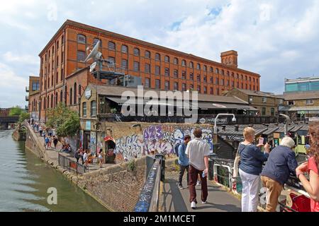 Camden Locks & warehouse, canal, bateaux et marché, Lock place, Camden, Londres, Angleterre, Royaume-Uni, NW1 8AF Banque D'Images